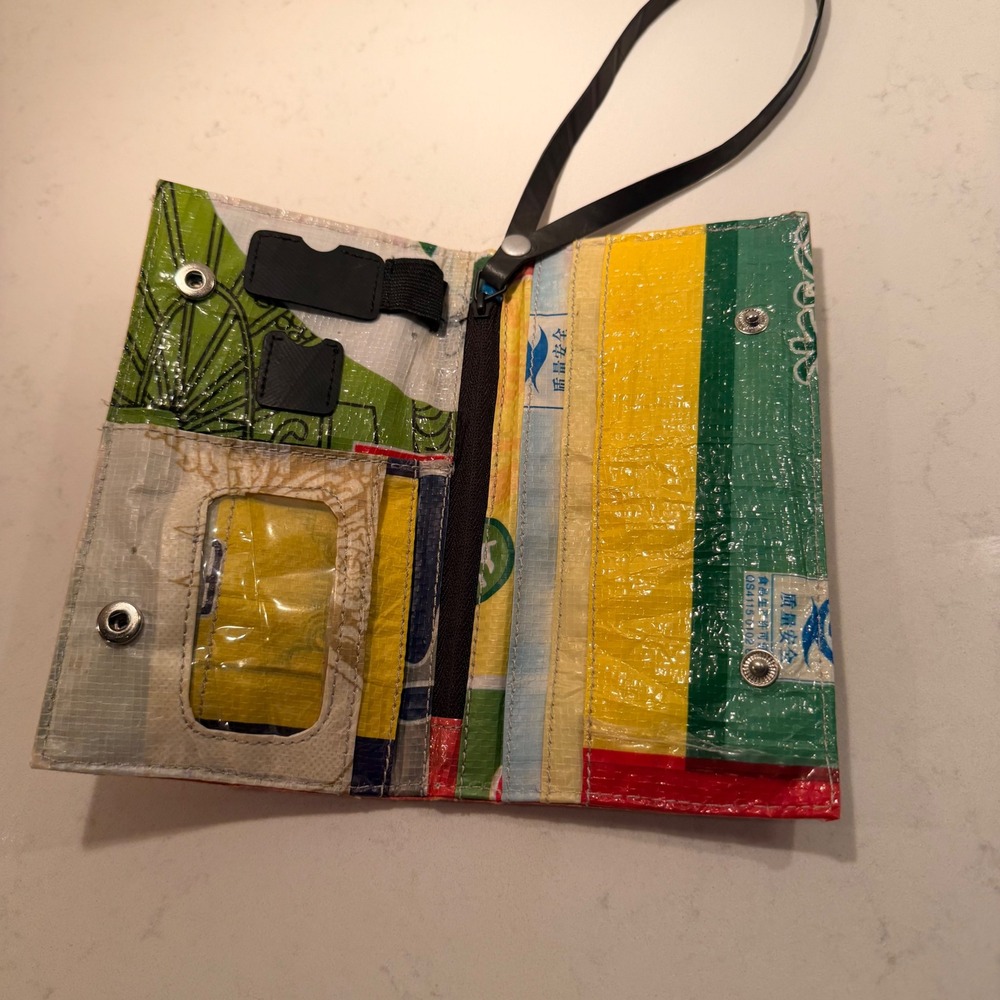Keen Repurposed Wristlet Wallet Strap Snap Close Pockets Sustainable Recycled - Picture 9 of 11
